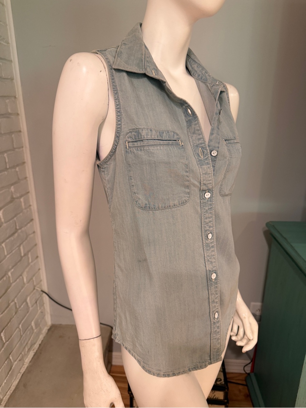 Lucky Brand Chambray Sleeveless Button-Front Utility Shirt XS Light Wash Denim - Picture 4 of 9